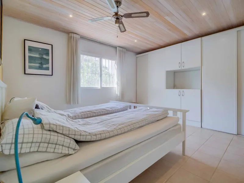 Discover this magnificent property located in the sought-after area of La Sierrezuela, only 4 km from the beach.