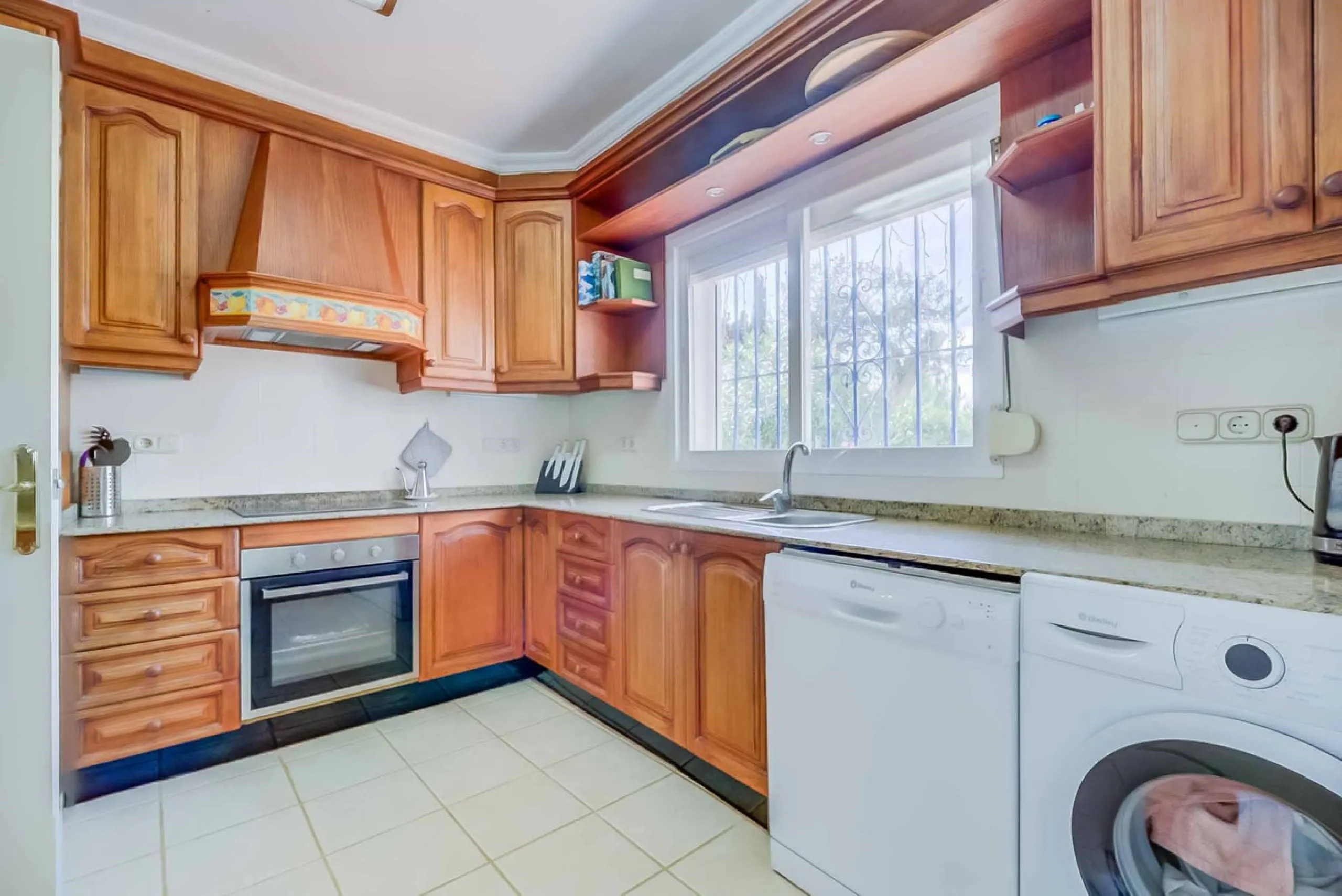 Discover this magnificent property located in the sought-after area of La Sierrezuela, only 4 km from the beach.