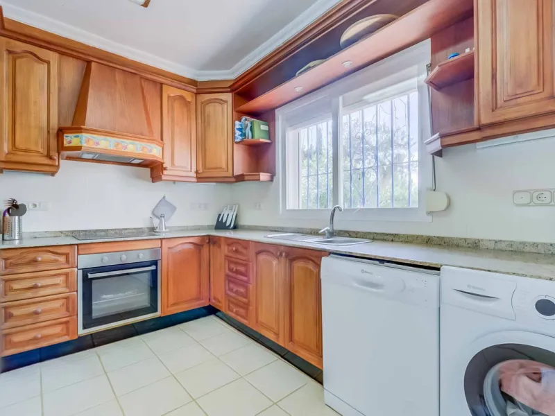 Discover this magnificent property located in the sought-after area of La Sierrezuela, only 4 km from the beach.
