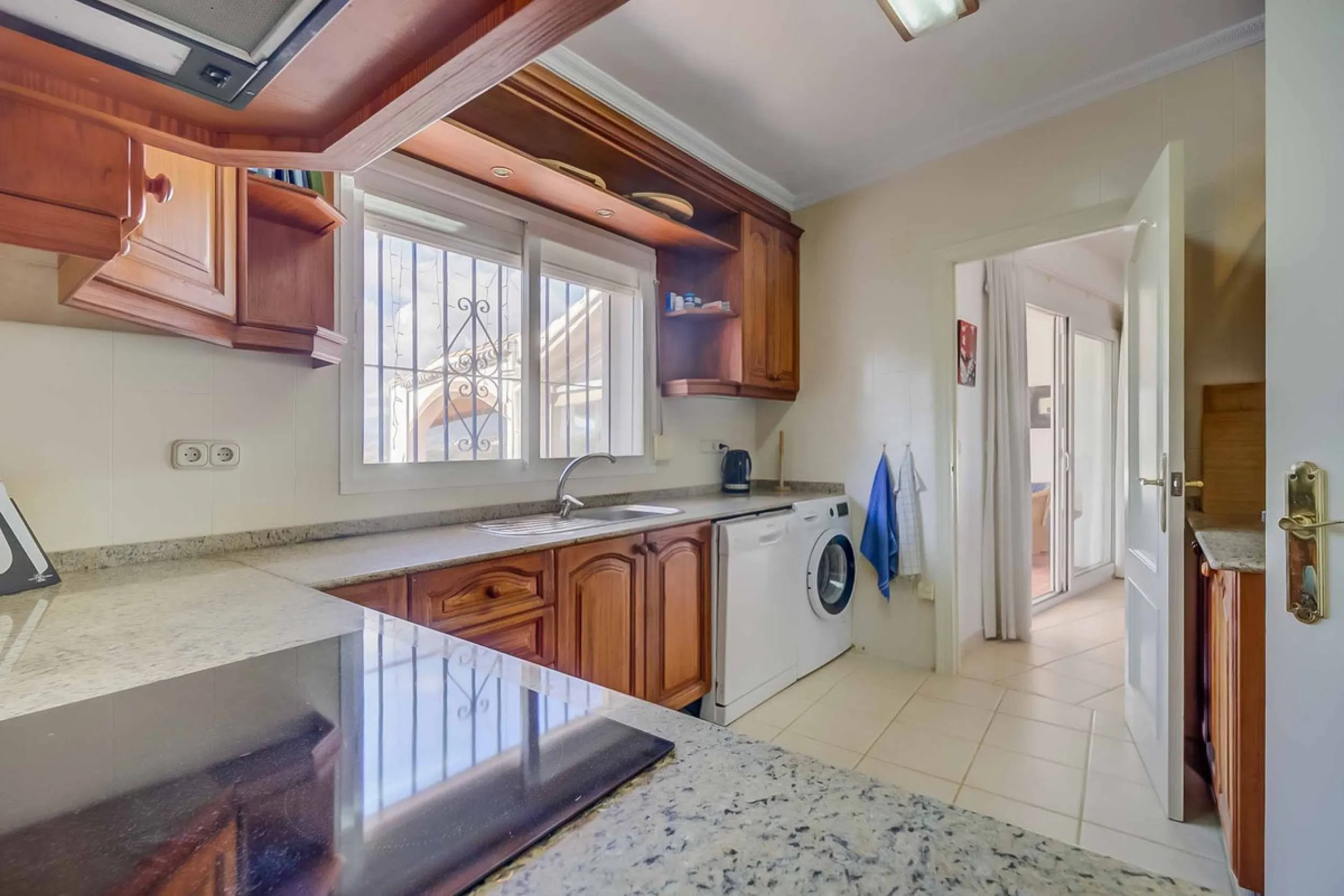 Discover this magnificent property located in the sought-after area of La Sierrezuela, only 4 km from the beach.
