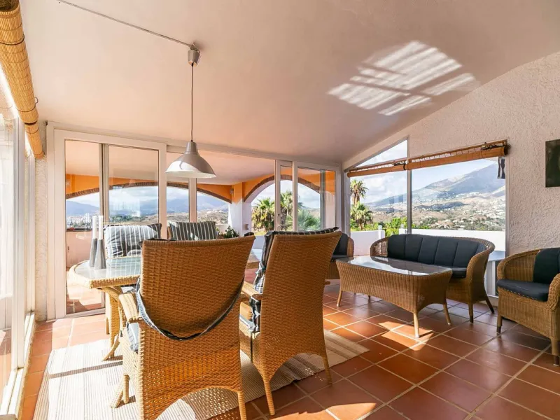 Discover this magnificent property located in the sought-after area of La Sierrezuela, only 4 km from the beach.