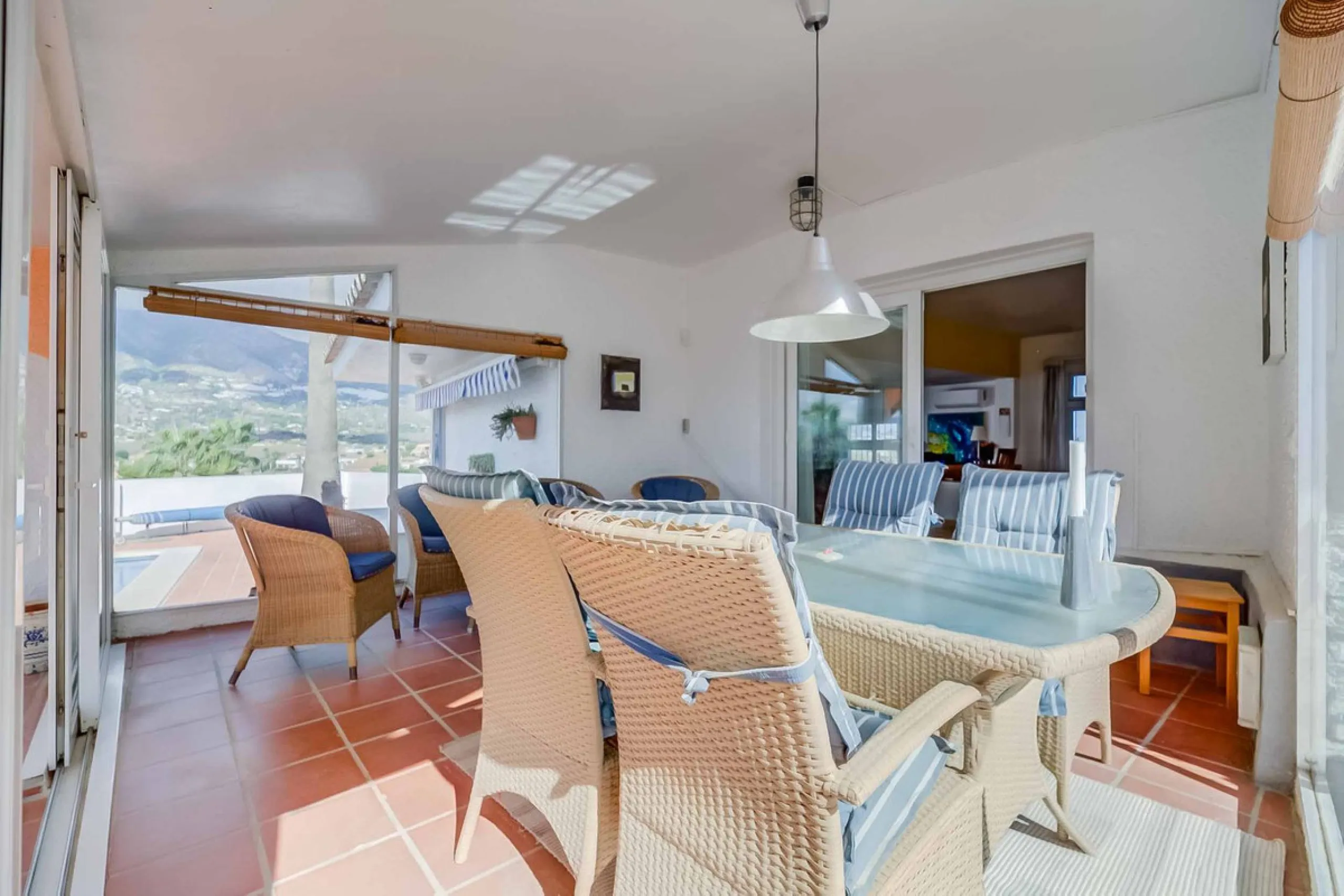 Discover this magnificent property located in the sought-after area of La Sierrezuela, only 4 km from the beach.