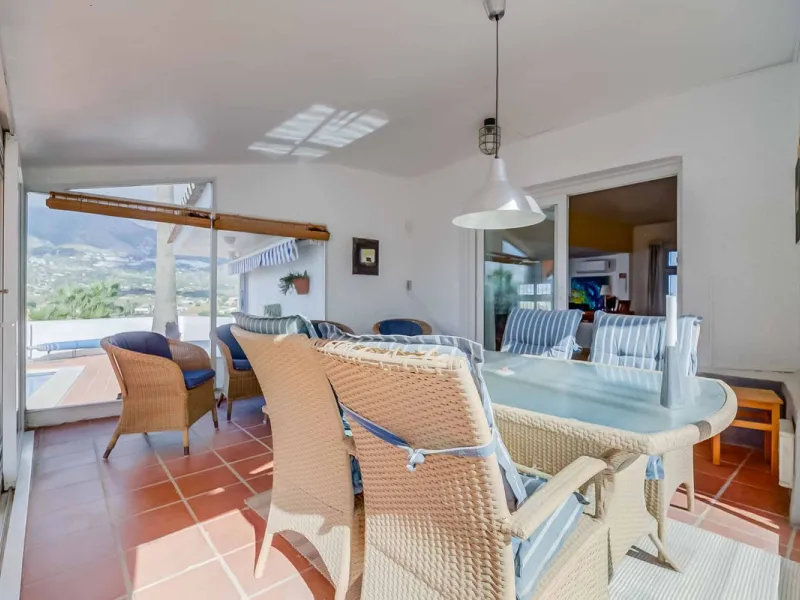 Discover this magnificent property located in the sought-after area of La Sierrezuela, only 4 km from the beach.
