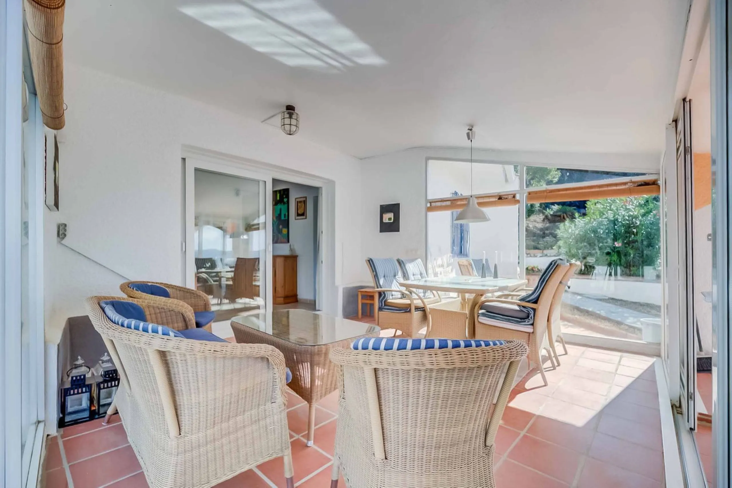 Discover this magnificent property located in the sought-after area of La Sierrezuela, only 4 km from the beach.
