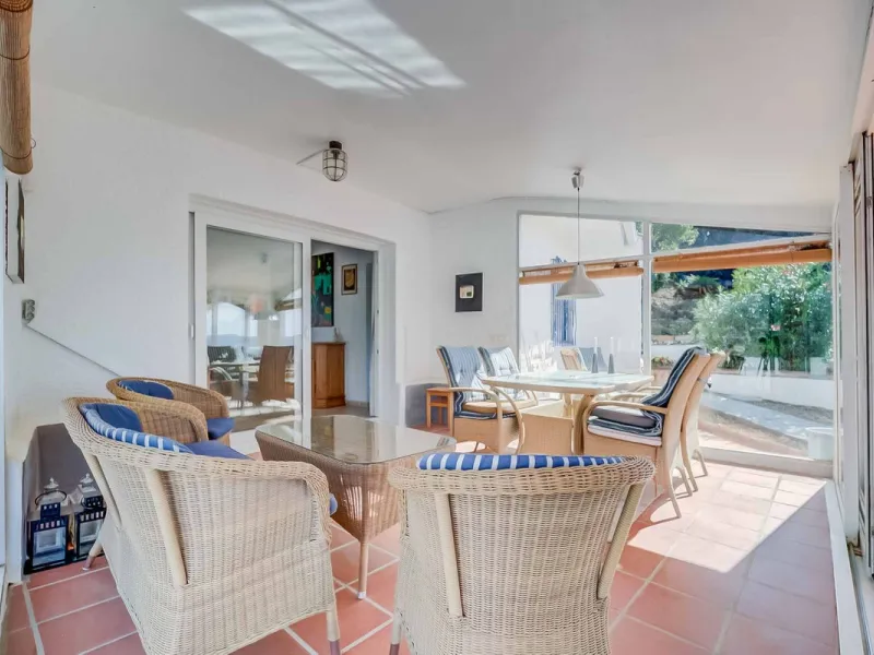 Discover this magnificent property located in the sought-after area of La Sierrezuela, only 4 km from the beach.