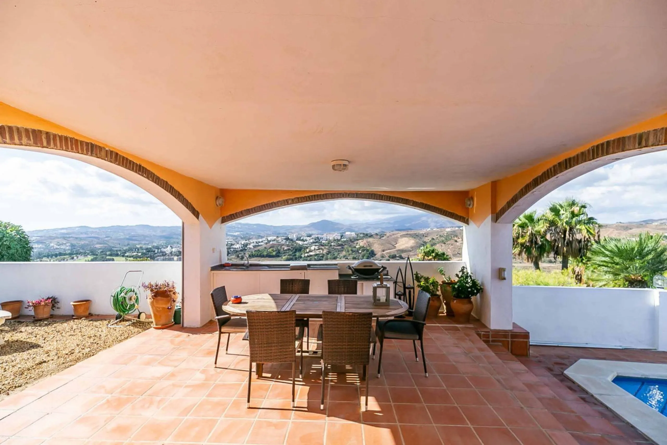 Discover this magnificent property located in the sought-after area of La Sierrezuela, only 4 km from the beach.