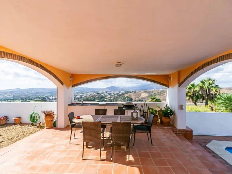 Discover this magnificent property located in the sought-after area of La Sierrezuela, only 4 km from the beach.