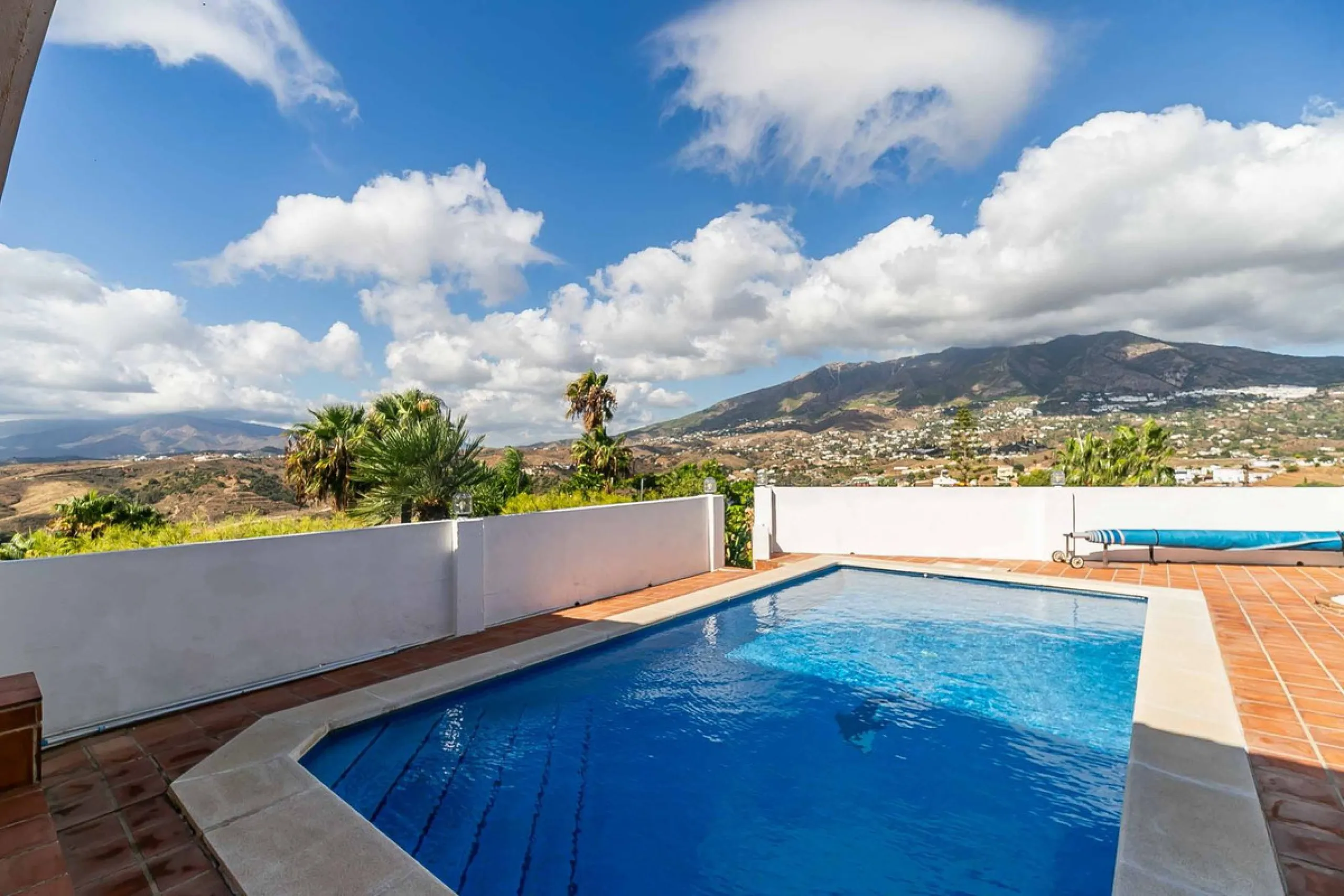 Discover this magnificent property located in the sought-after area of La Sierrezuela, only 4 km from the beach.
