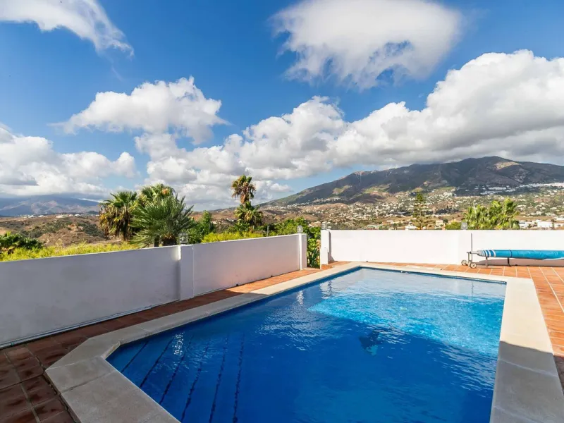Discover this magnificent property located in the sought-after area of La Sierrezuela, only 4 km from the beach.