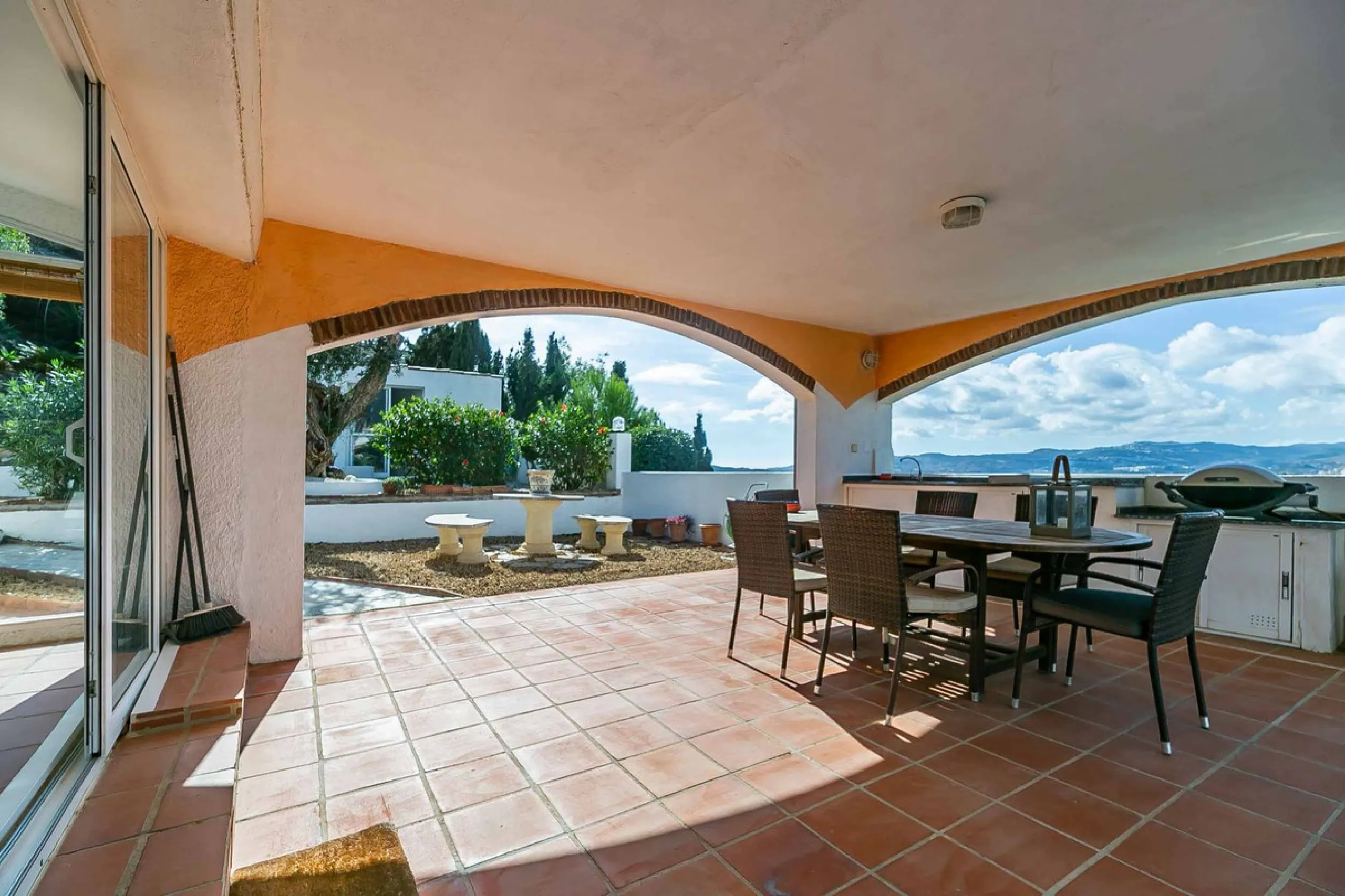 Discover this magnificent property located in the sought-after area of La Sierrezuela, only 4 km from the beach.