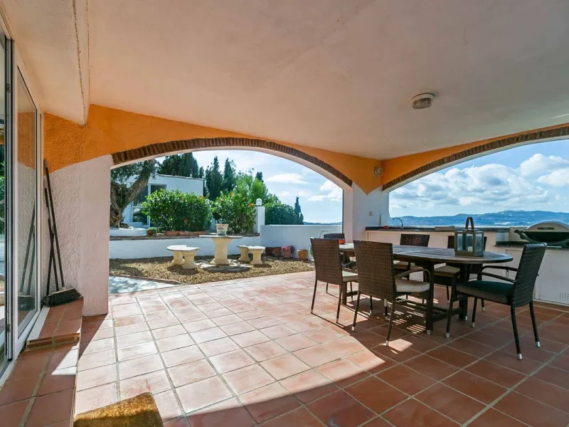 Discover this magnificent property located in the sought-after area of La Sierrezuela, only 4 km from the beach.