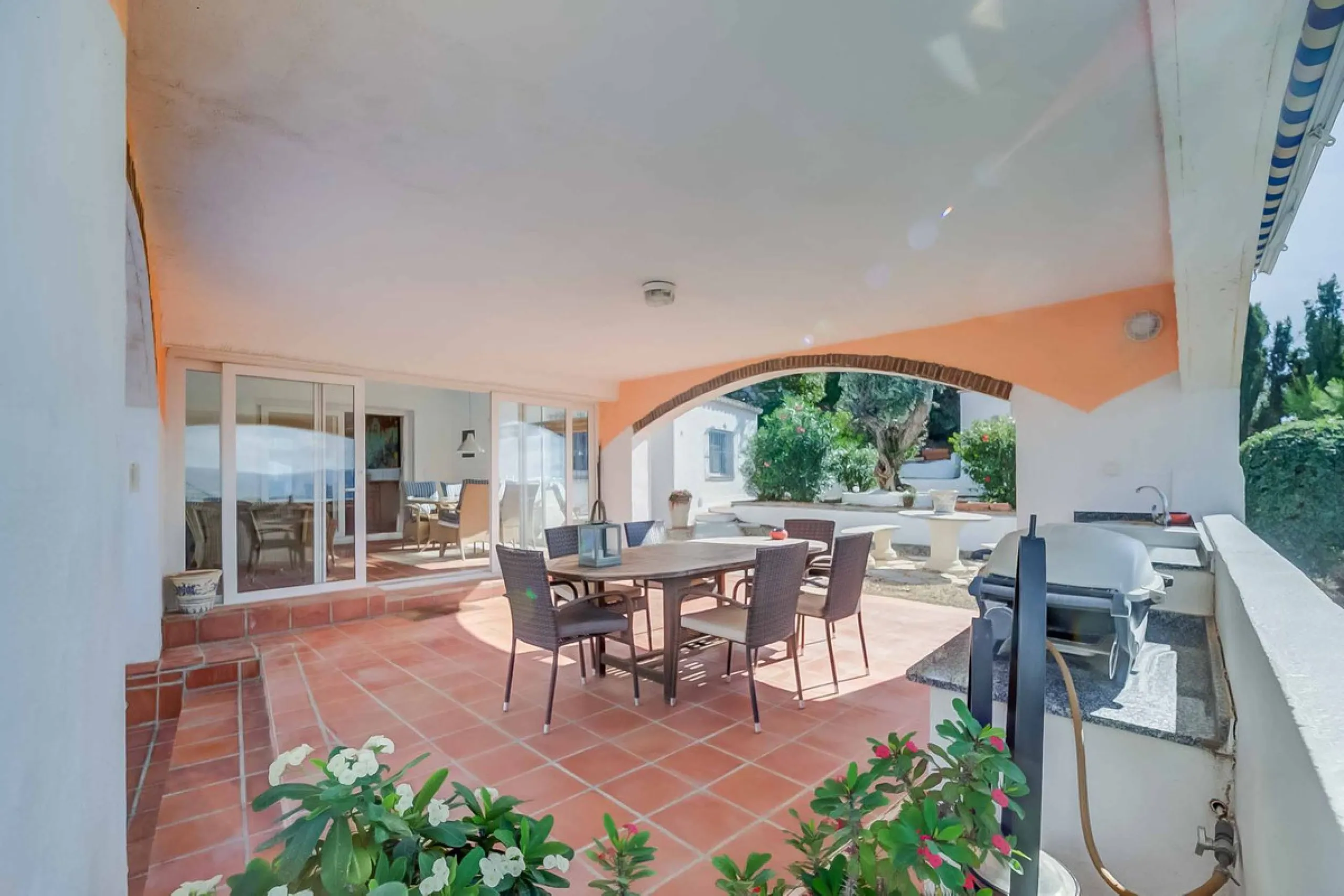 Discover this magnificent property located in the sought-after area of La Sierrezuela, only 4 km from the beach.