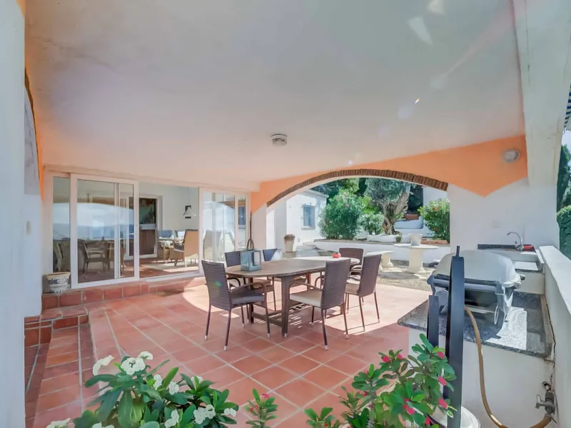 Discover this magnificent property located in the sought-after area of La Sierrezuela, only 4 km from the beach.