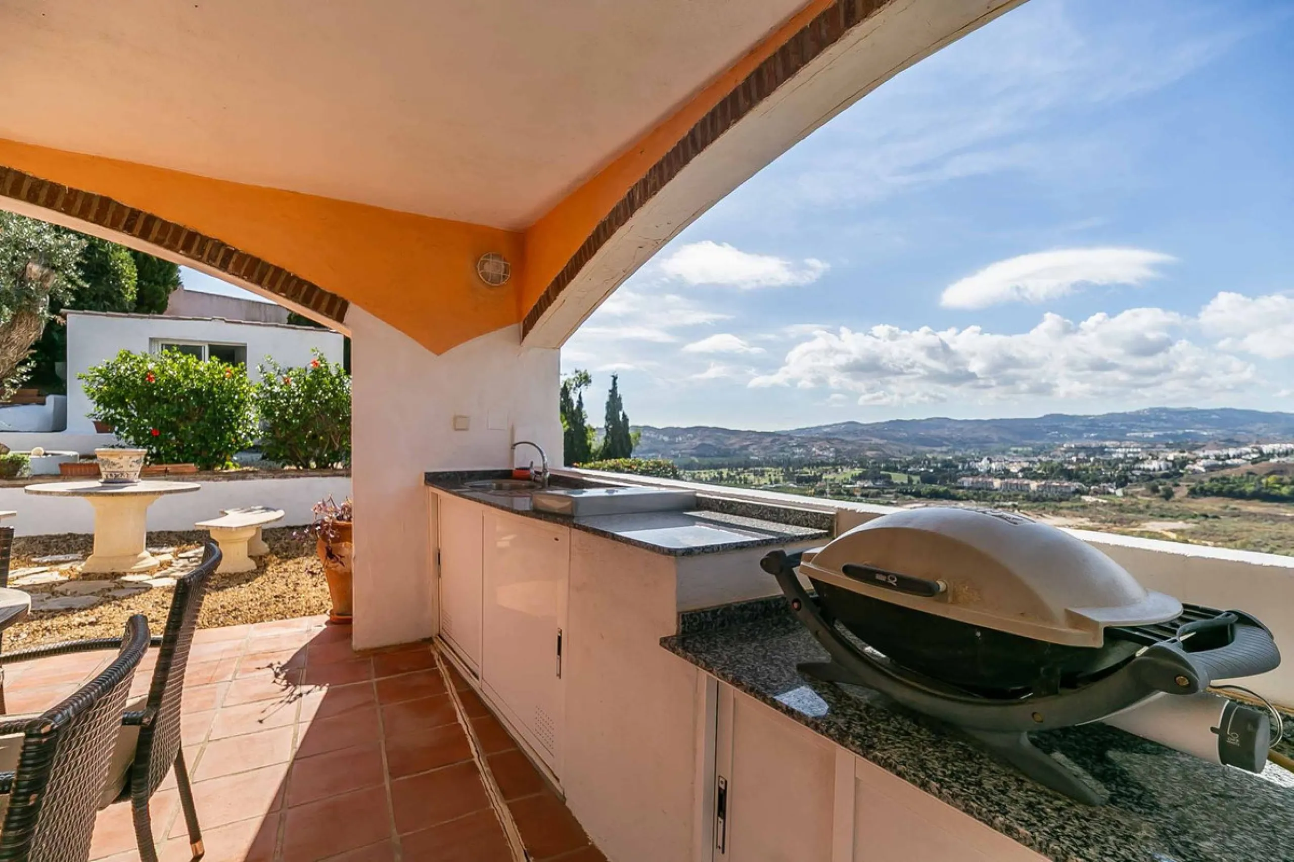 Discover this magnificent property located in the sought-after area of La Sierrezuela, only 4 km from the beach.
