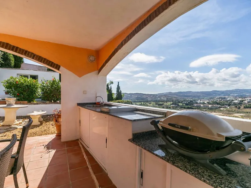 Discover this magnificent property located in the sought-after area of La Sierrezuela, only 4 km from the beach.