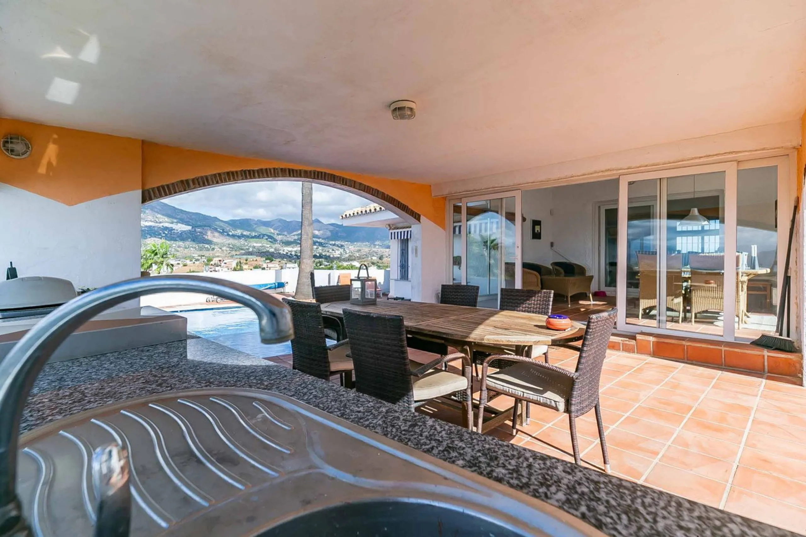 Discover this magnificent property located in the sought-after area of La Sierrezuela, only 4 km from the beach.