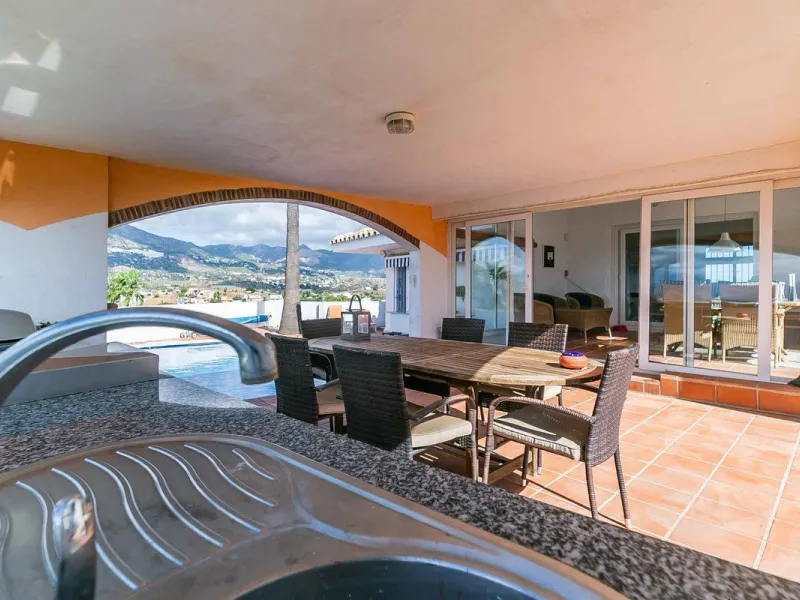 Discover this magnificent property located in the sought-after area of La Sierrezuela, only 4 km from the beach.