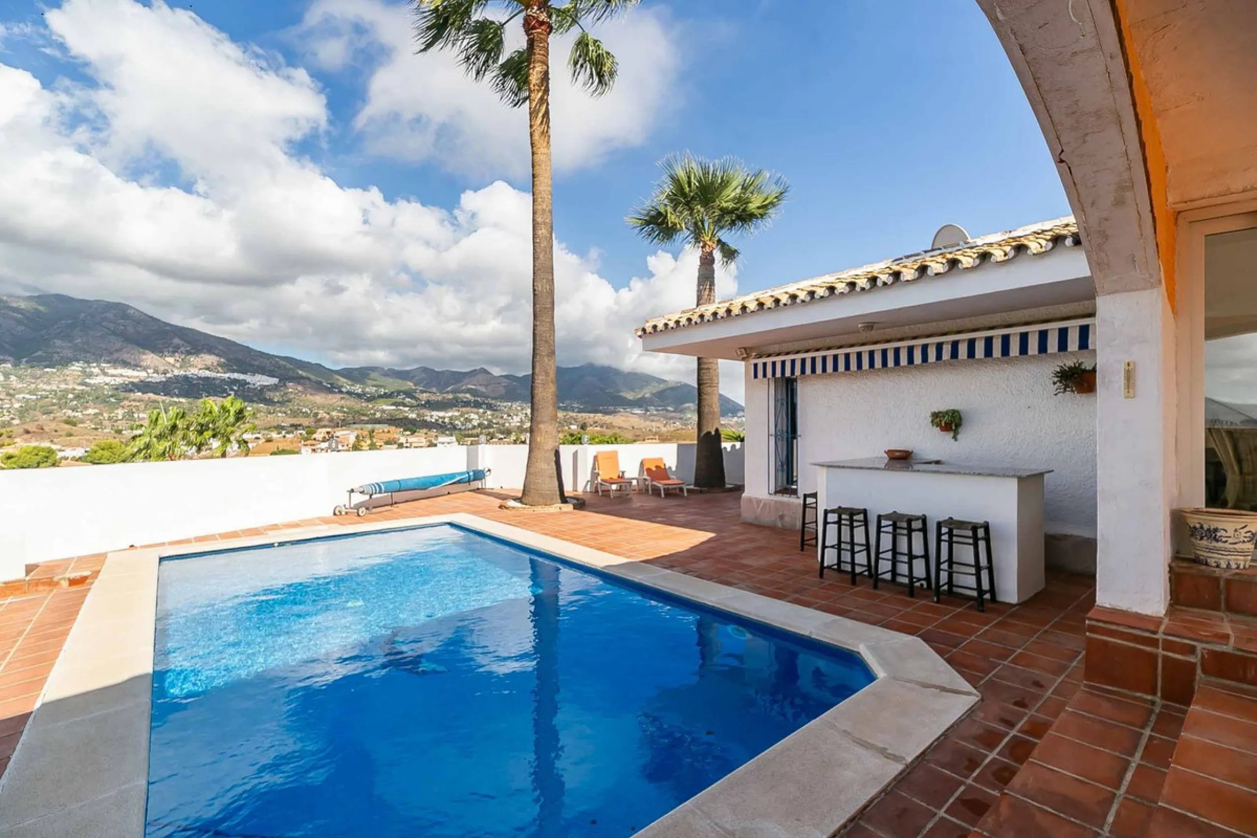 Discover this magnificent property located in the sought-after area of La Sierrezuela, only 4 km from the beach.