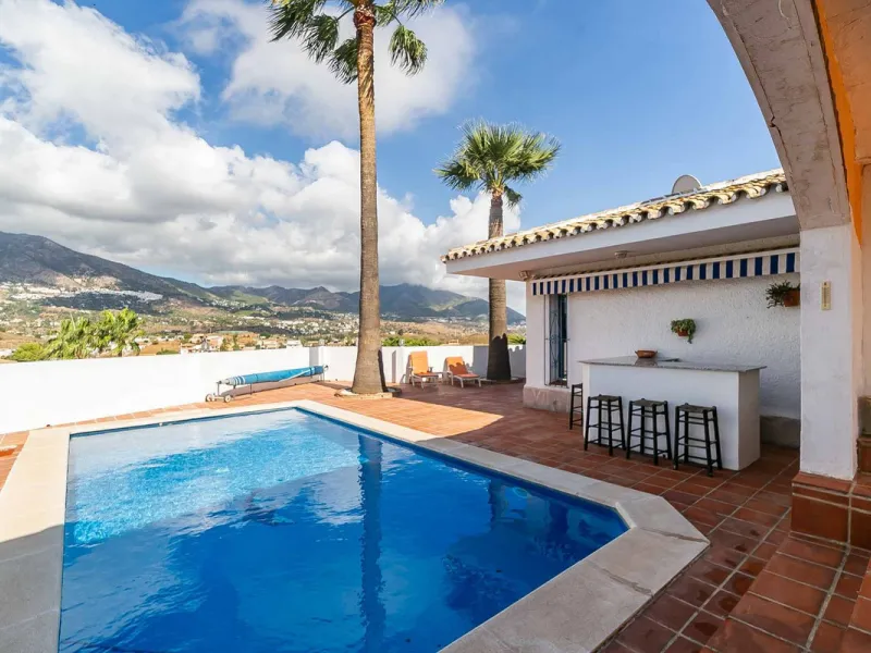 Discover this magnificent property located in the sought-after area of La Sierrezuela, only 4 km from the beach.