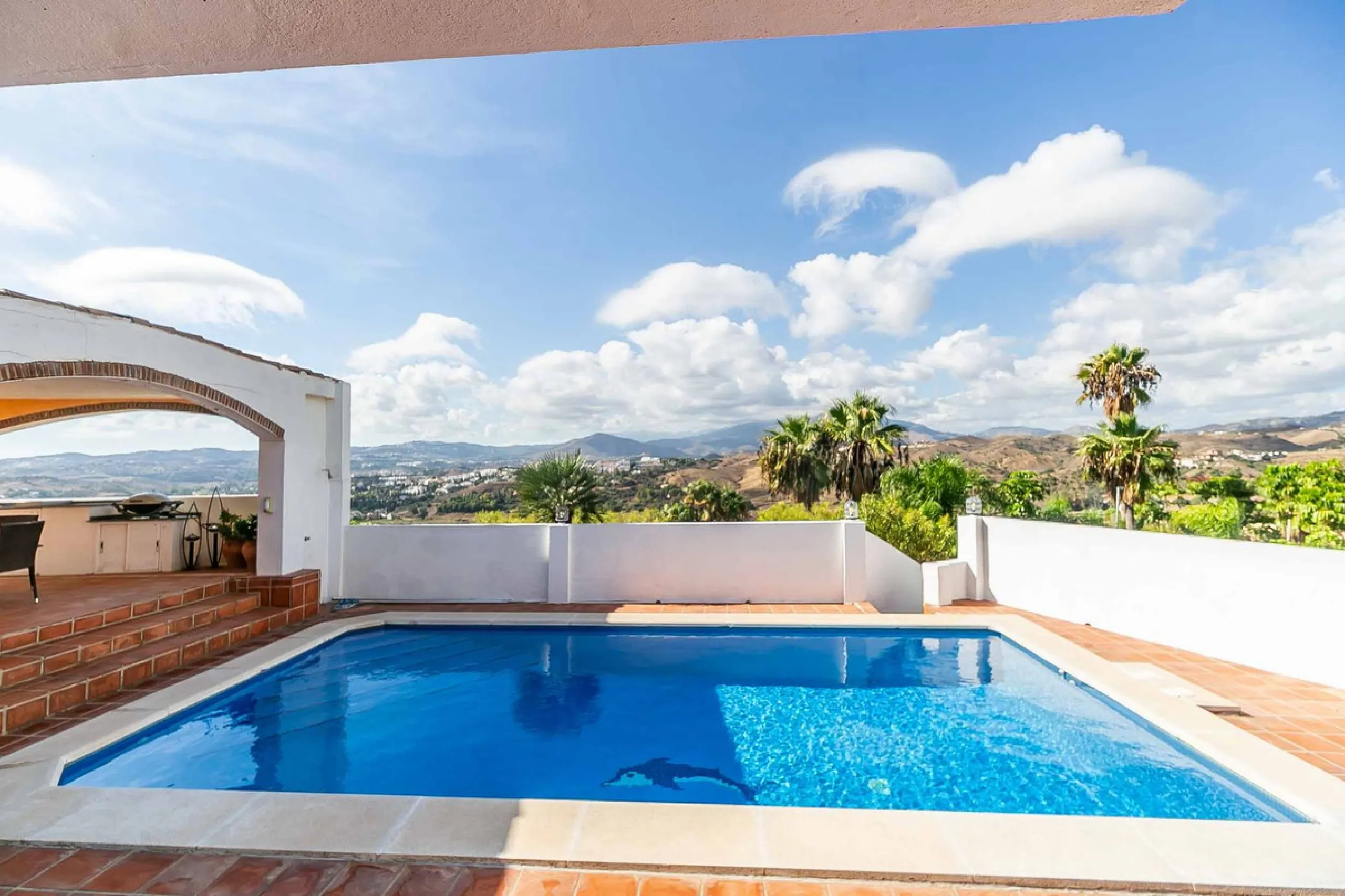 Discover this magnificent property located in the sought-after area of La Sierrezuela, only 4 km from the beach.