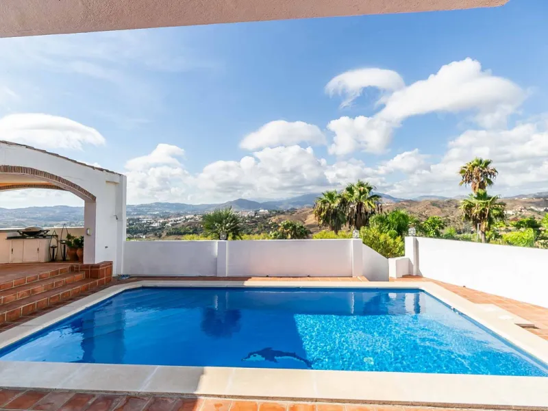 Discover this magnificent property located in the sought-after area of La Sierrezuela, only 4 km from the beach.
