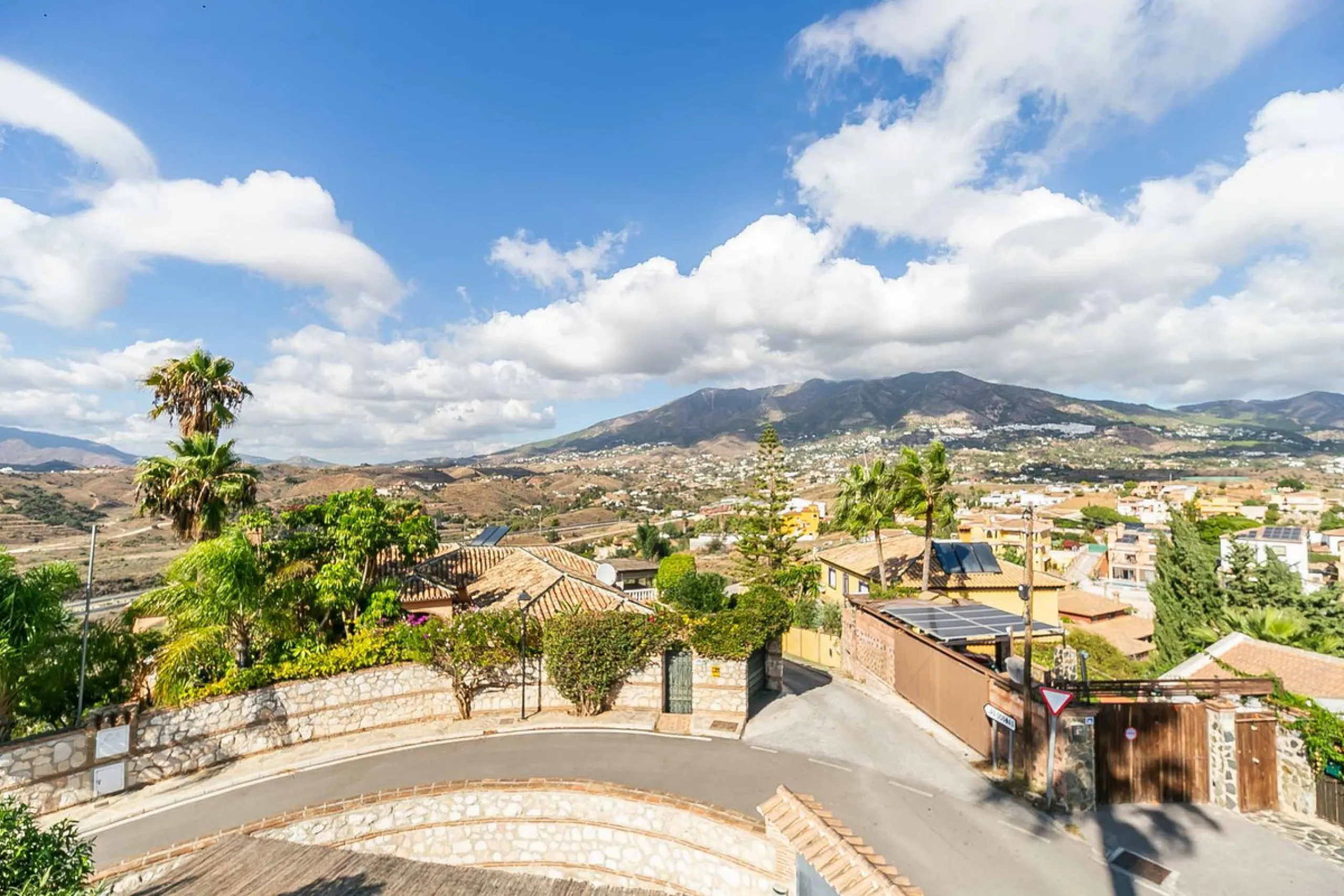 Discover this magnificent property located in the sought-after area of La Sierrezuela, only 4 km from the beach.