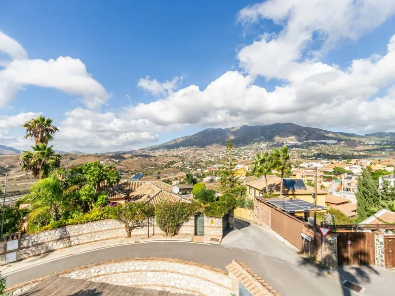 Discover this magnificent property located in the sought-after area of La Sierrezuela, only 4 km from the beach.