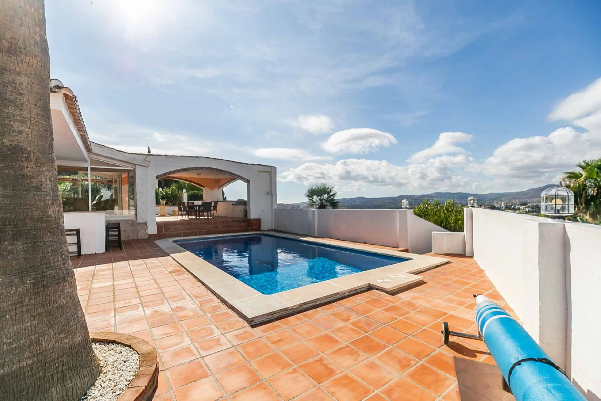 Discover this magnificent property located in the sought-after area of La Sierrezuela, only 4 km from the beach.