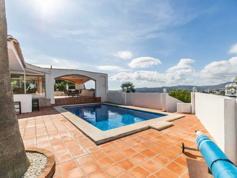 Discover this magnificent property located in the sought-after area of La Sierrezuela, only 4 km from the beach.