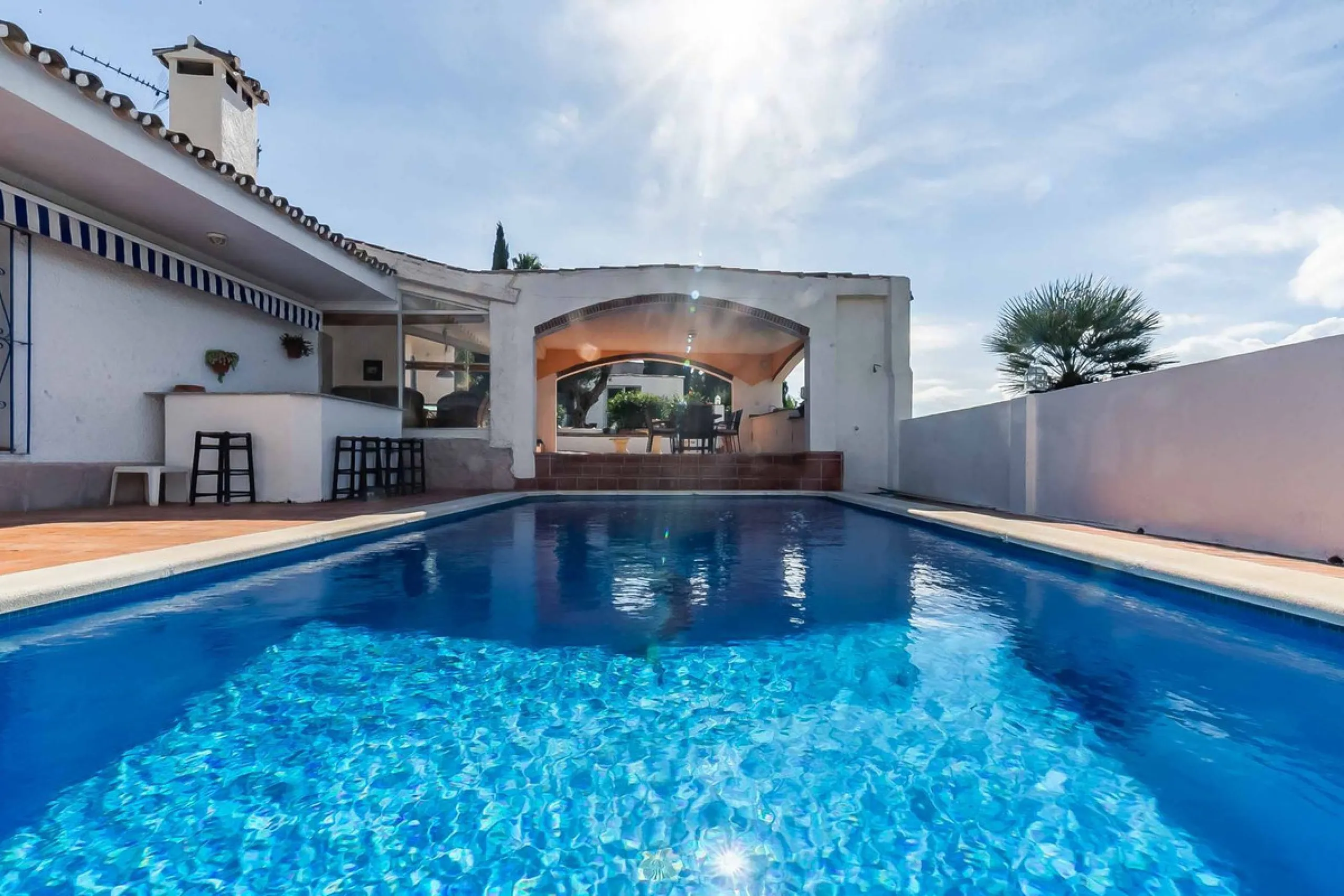 Discover this magnificent property located in the sought-after area of La Sierrezuela, only 4 km from the beach.