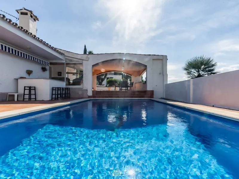 Discover this magnificent property located in the sought-after area of La Sierrezuela, only 4 km from the beach.