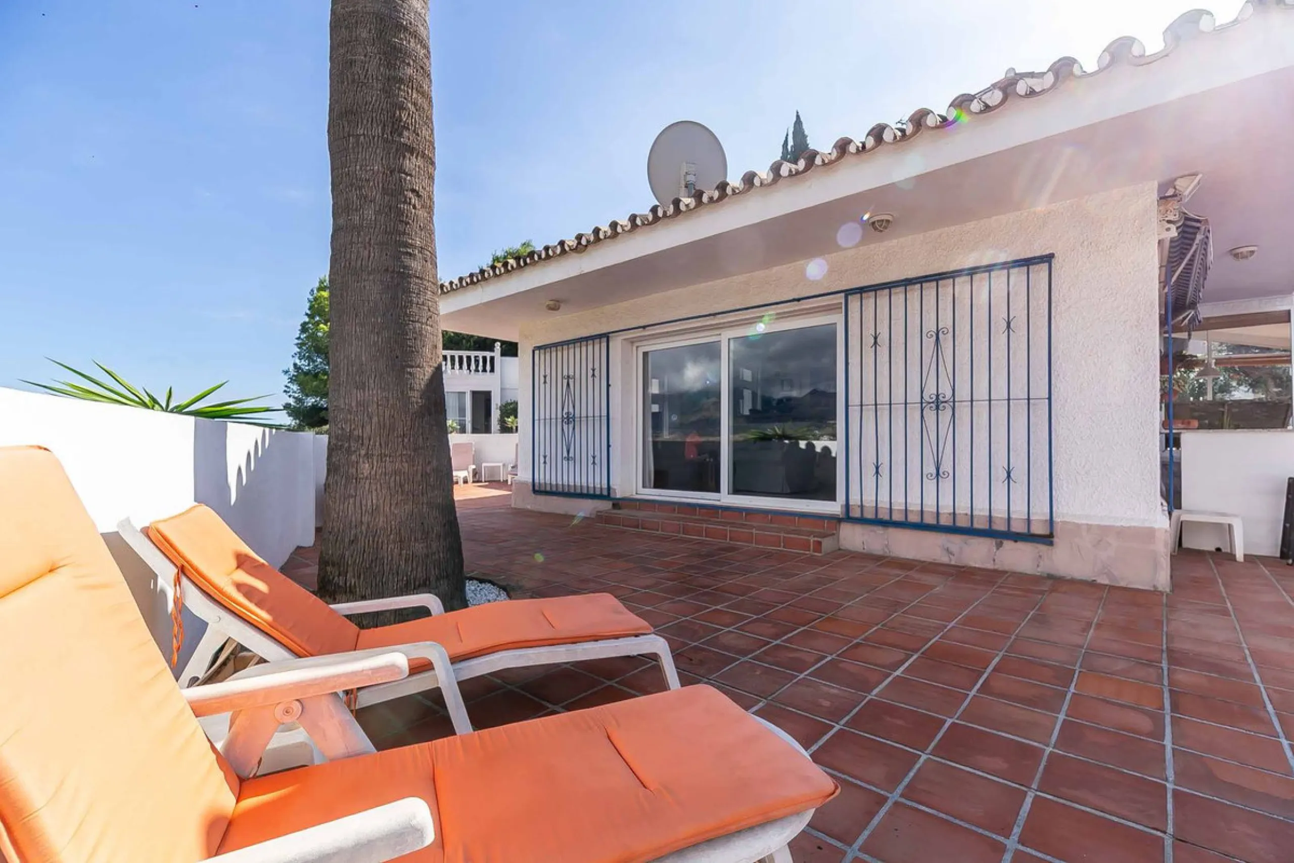 Discover this magnificent property located in the sought-after area of La Sierrezuela, only 4 km from the beach.