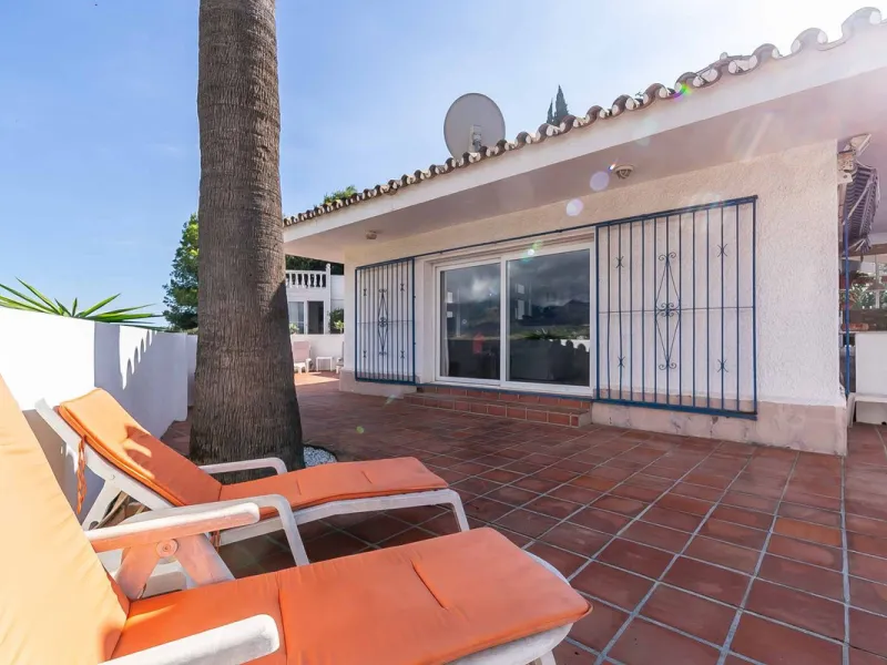 Discover this magnificent property located in the sought-after area of La Sierrezuela, only 4 km from the beach.