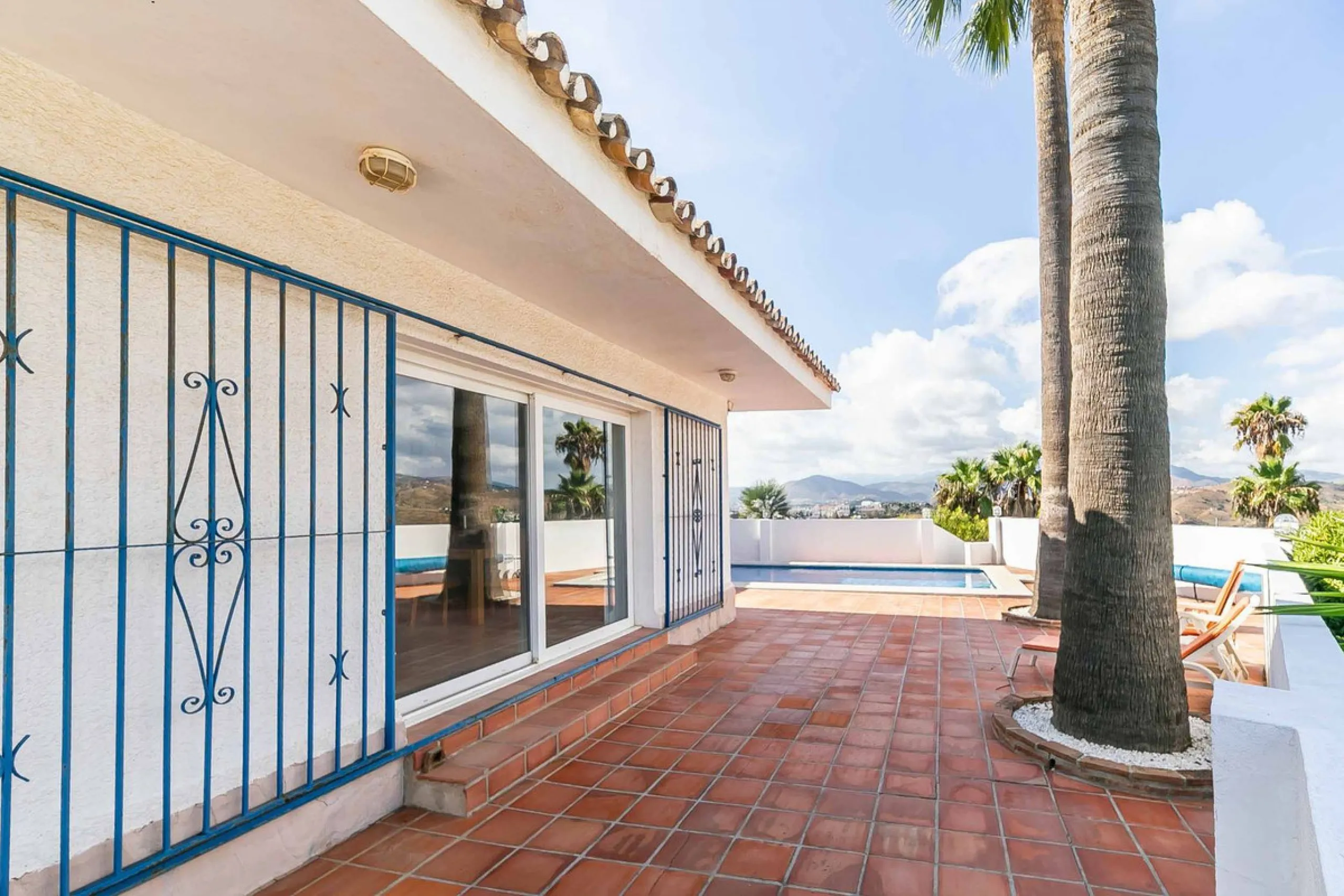 Discover this magnificent property located in the sought-after area of La Sierrezuela, only 4 km from the beach.