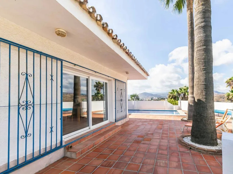 Discover this magnificent property located in the sought-after area of La Sierrezuela, only 4 km from the beach.