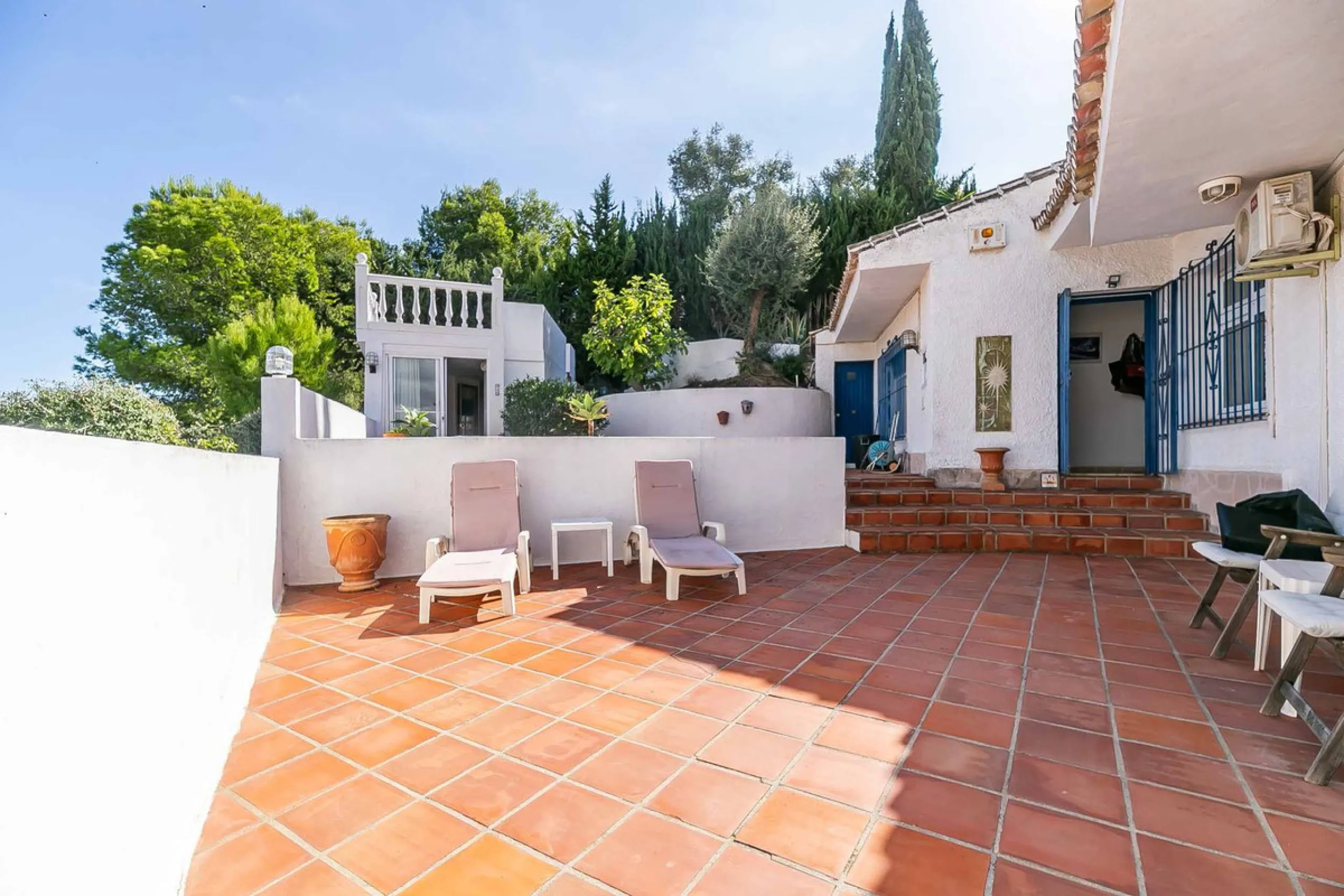 Discover this magnificent property located in the sought-after area of La Sierrezuela, only 4 km from the beach.