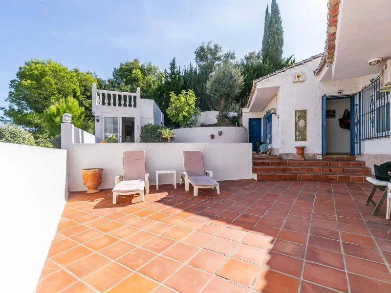 Discover this magnificent property located in the sought-after area of La Sierrezuela, only 4 km from the beach.