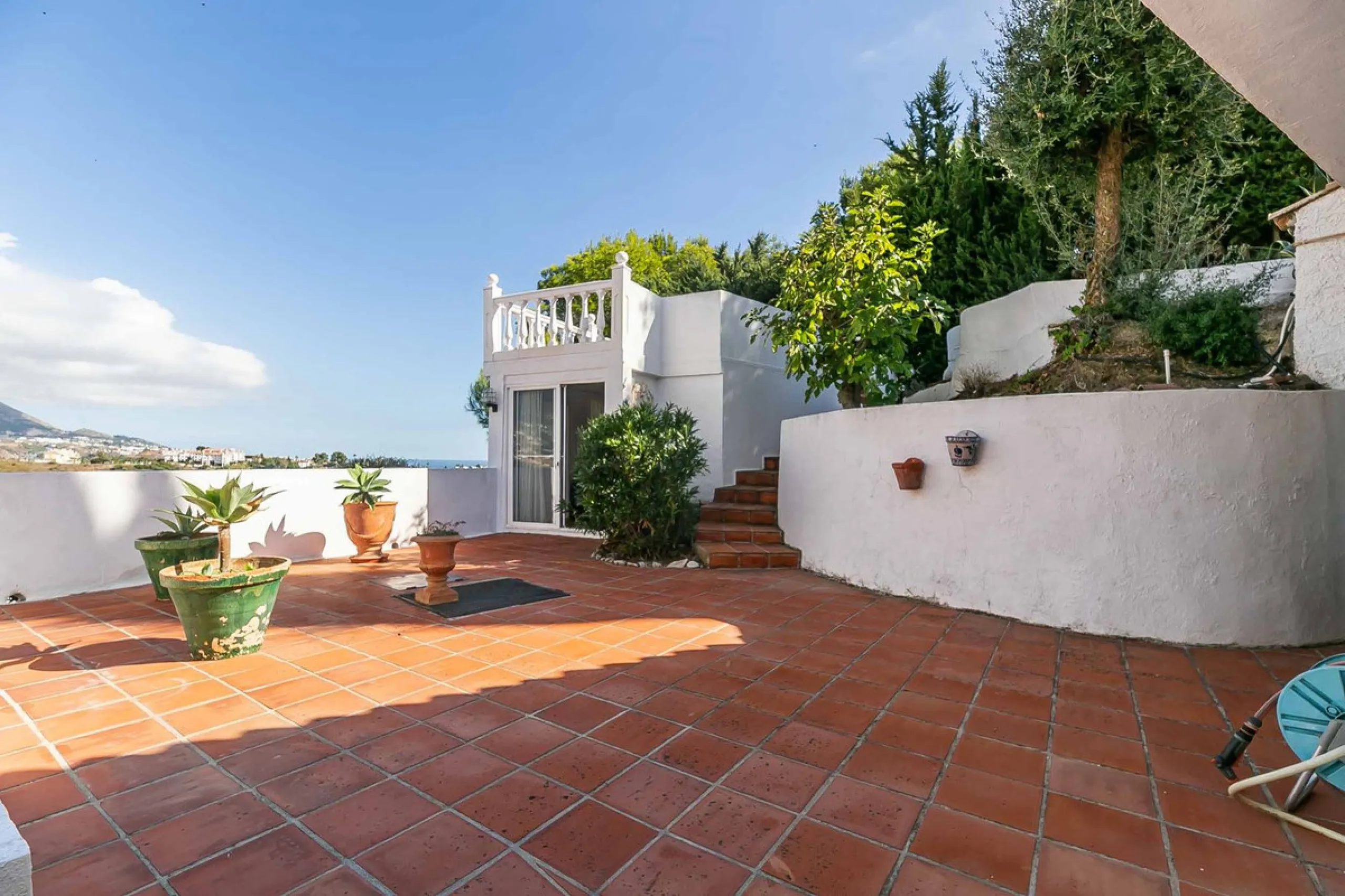 Discover this magnificent property located in the sought-after area of La Sierrezuela, only 4 km from the beach.