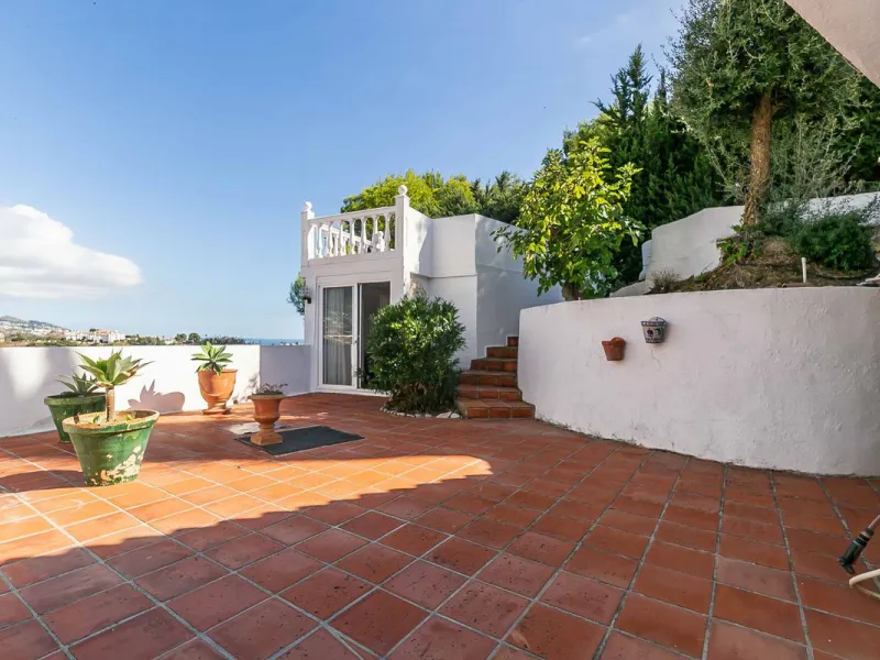 Discover this magnificent property located in the sought-after area of La Sierrezuela, only 4 km from the beach.