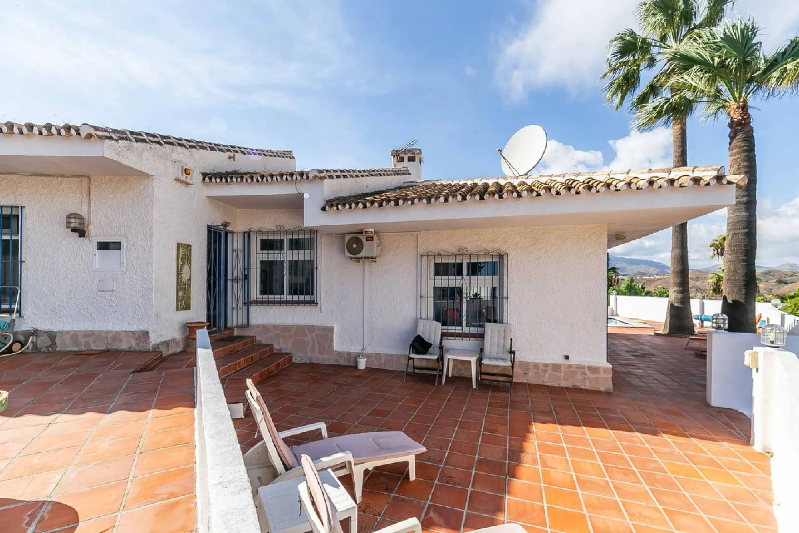 Discover this magnificent property located in the sought-after area of La Sierrezuela, only 4 km from the beach.