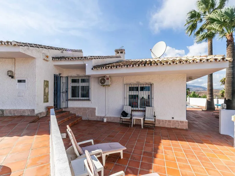 Discover this magnificent property located in the sought-after area of La Sierrezuela, only 4 km from the beach.