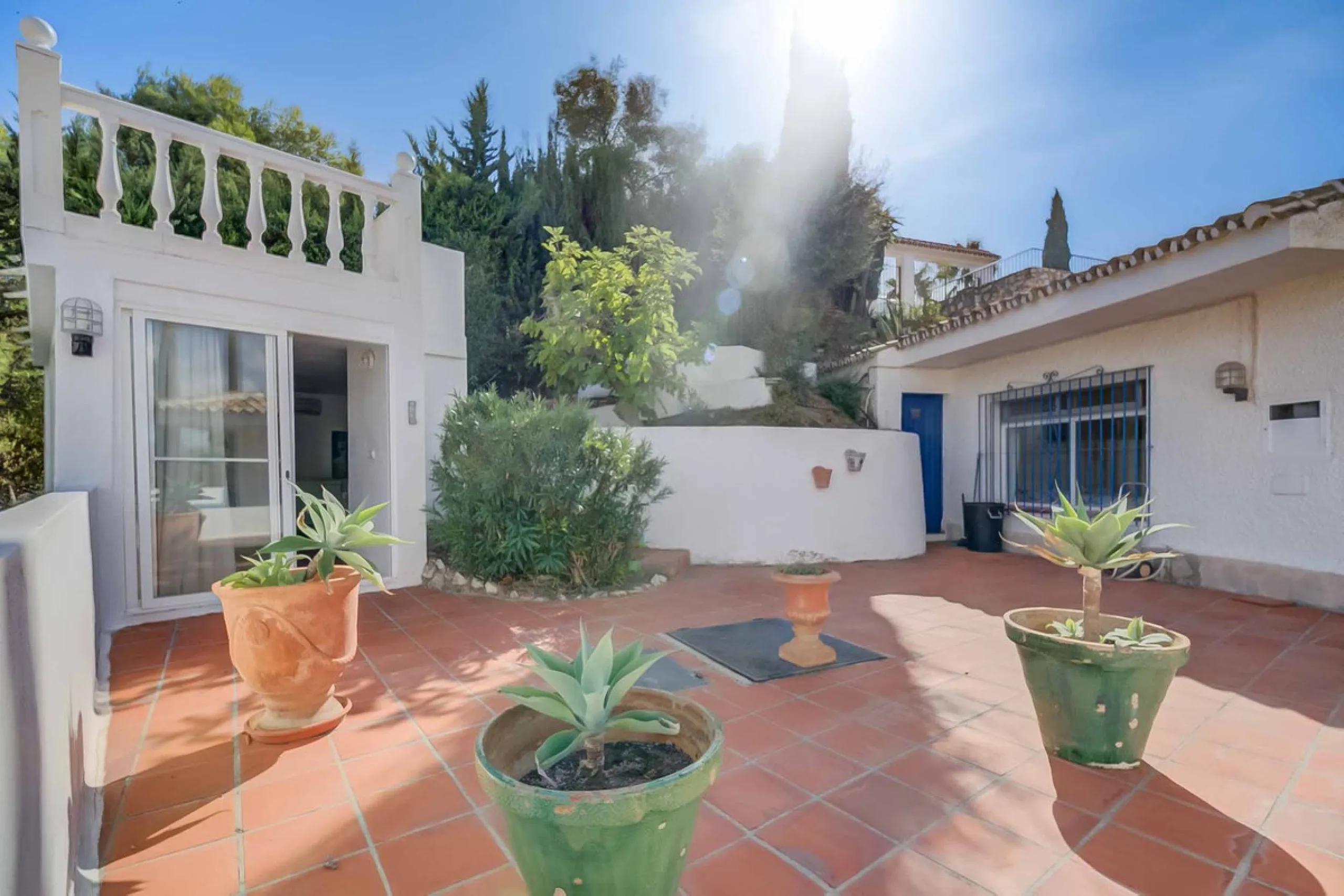 Discover this magnificent property located in the sought-after area of La Sierrezuela, only 4 km from the beach.