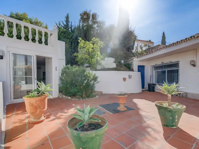 Discover this magnificent property located in the sought-after area of La Sierrezuela, only 4 km from the beach.