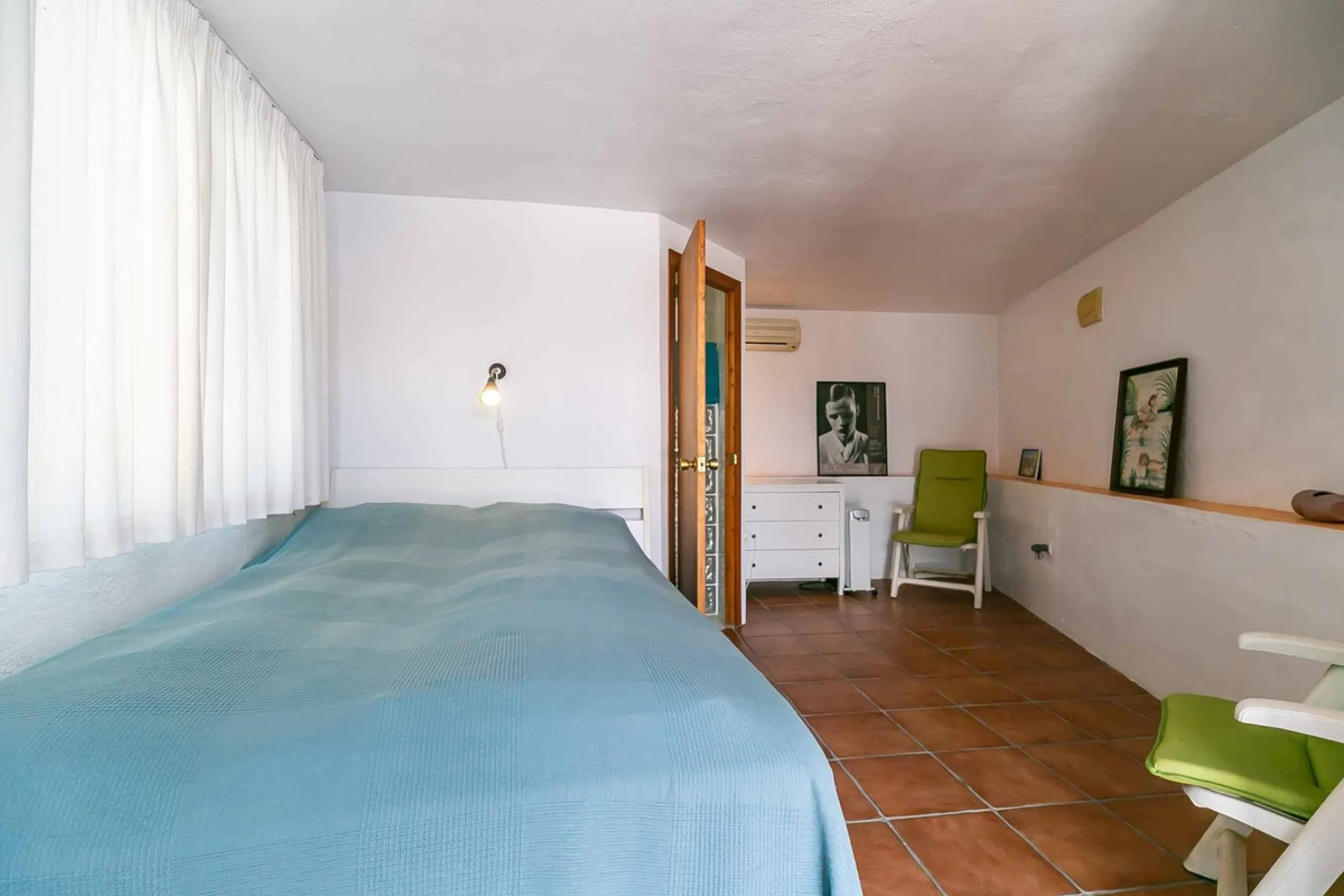 Discover this magnificent property located in the sought-after area of La Sierrezuela, only 4 km from the beach.