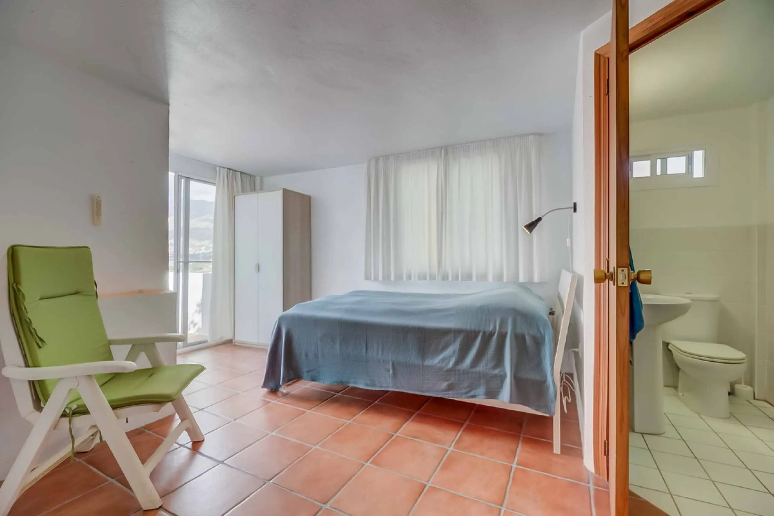 Discover this magnificent property located in the sought-after area of La Sierrezuela, only 4 km from the beach.