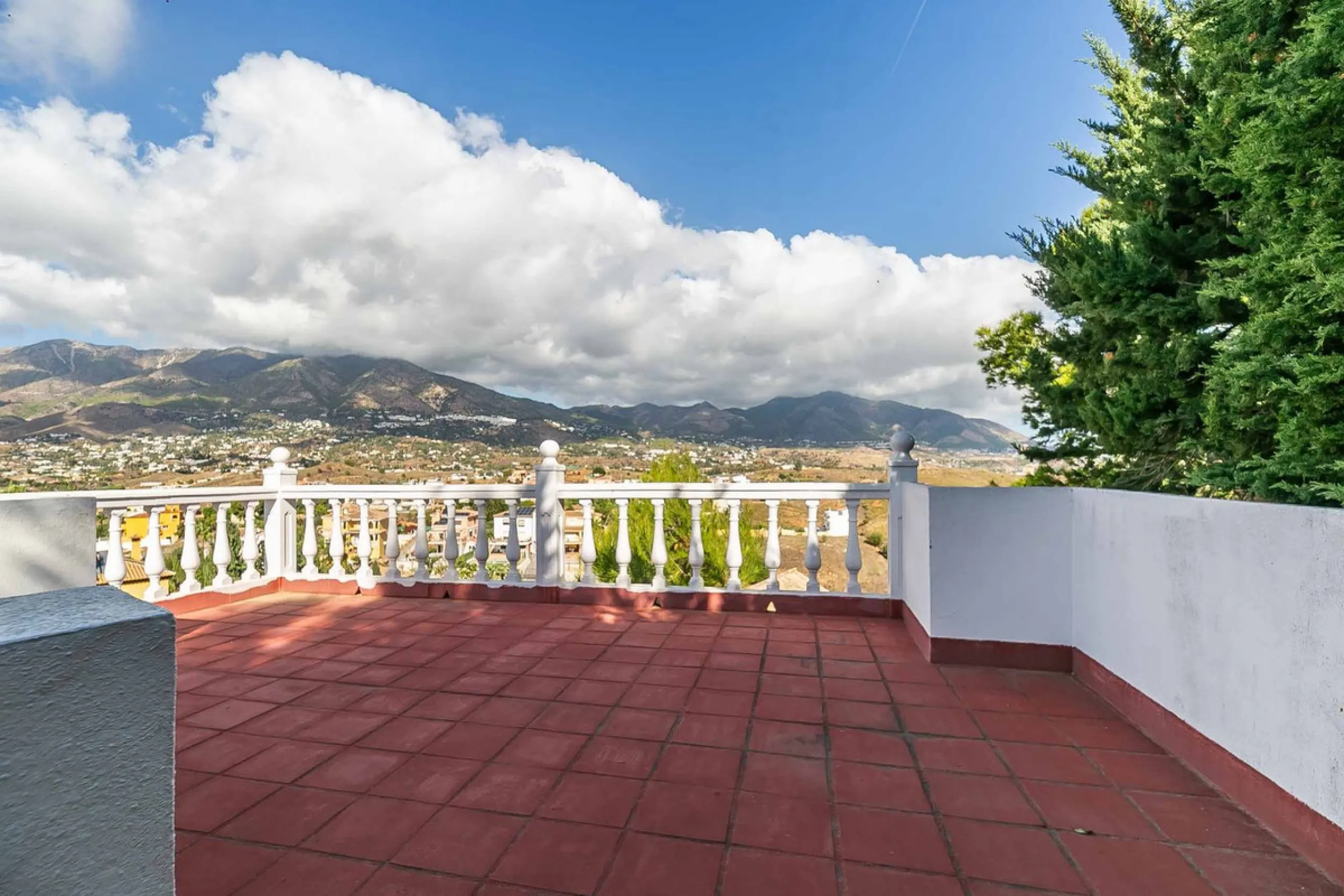 Discover this magnificent property located in the sought-after area of La Sierrezuela, only 4 km from the beach.