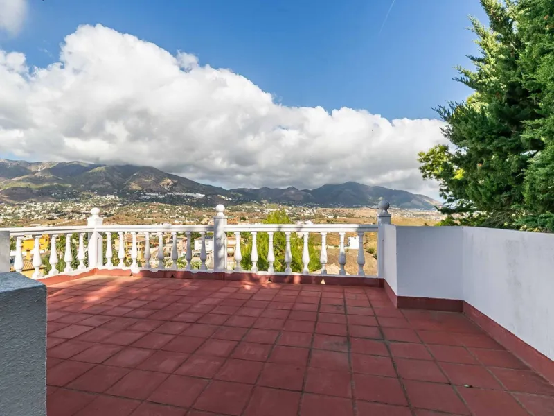 Discover this magnificent property located in the sought-after area of La Sierrezuela, only 4 km from the beach.