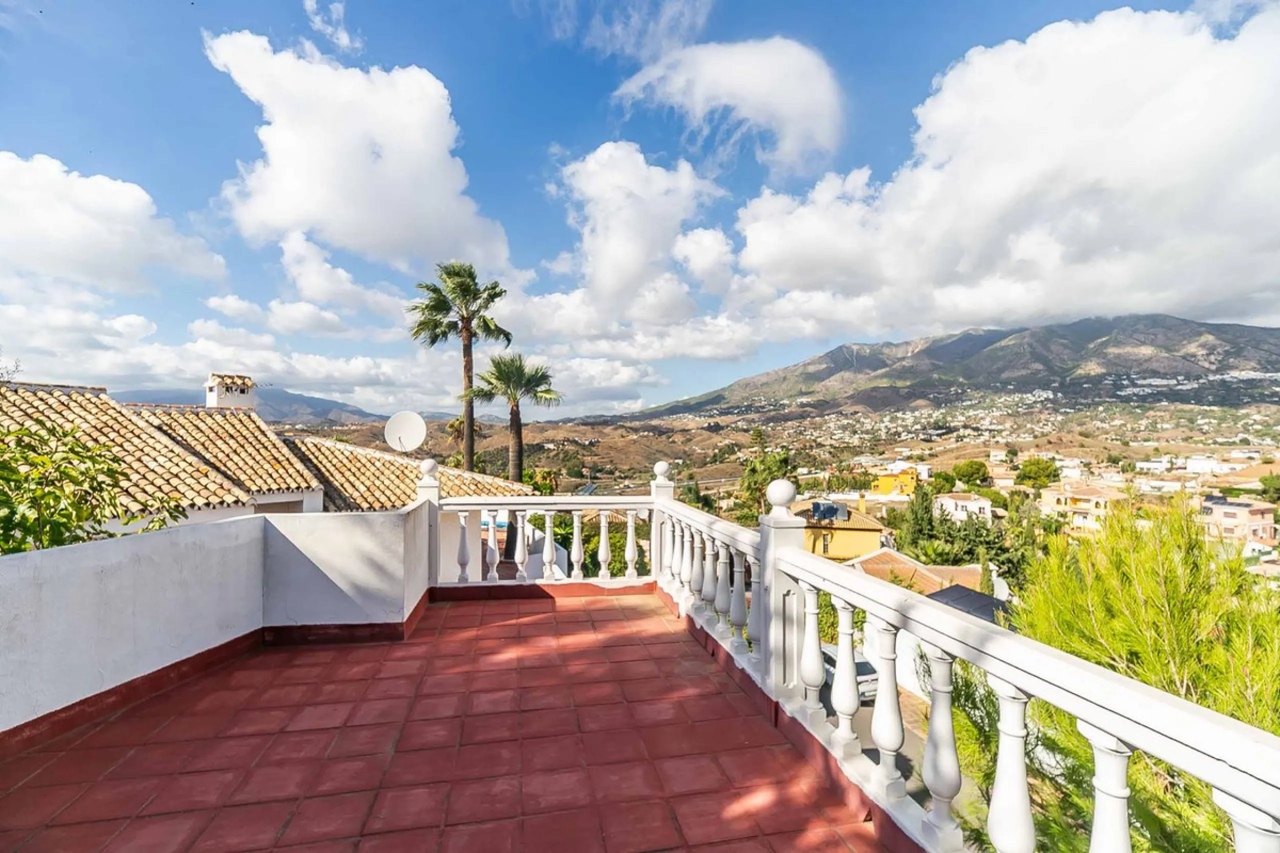 Discover this magnificent property located in the sought-after area of La Sierrezuela, only 4 km from the beach.