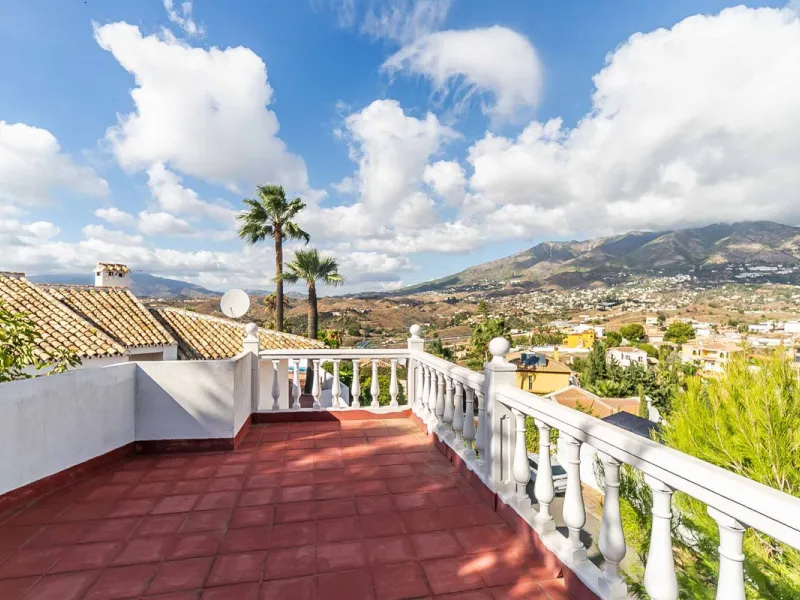 Discover this magnificent property located in the sought-after area of La Sierrezuela, only 4 km from the beach.