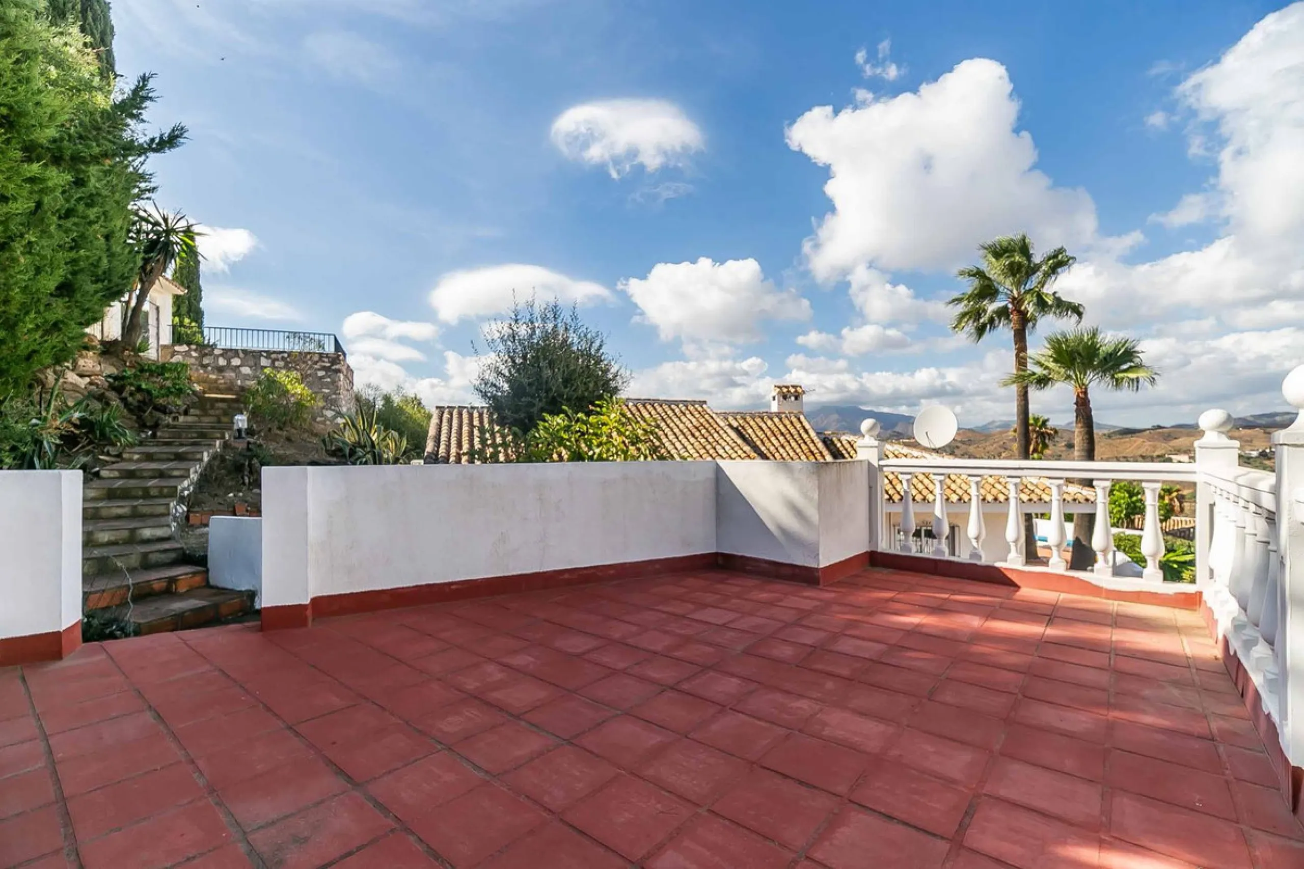 Discover this magnificent property located in the sought-after area of La Sierrezuela, only 4 km from the beach.